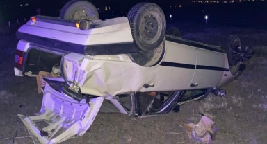 Devrilen otomobildeki 4 kişi yaralandı