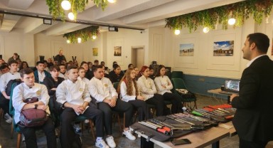 Edirne’de aşçılık öğrencilerine “profesyonel bıçak kullanımı” eğitimi verildi