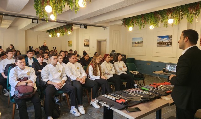 Edirne’de aşçılık öğrencilerine “profesyonel bıçak kullanımı” eğitimi verildi