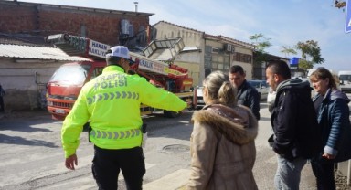 Edirne Polisi yoğun Cuma Pazarı trafiğini rahatlattı