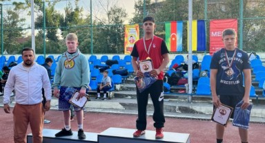 Güreşçiler, Bulgaristan'daki turnuvadan madalyalarla döndü