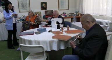 Huzurevi sakinler eski eşyaları yeniden hayata kazandırıyor