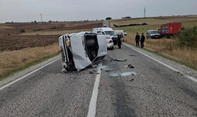 İki otomobilin çarpıştığı kazada 3 yaralı