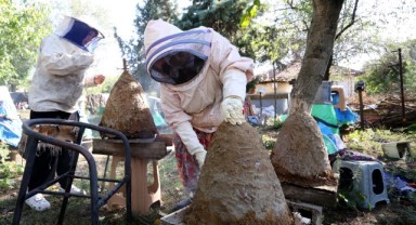 Kayınpederinden kalan konik sepetlerde 30 yıldır bal üretiyor
