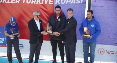 Kıyasıya rekabette kazananlara kupaları verildi