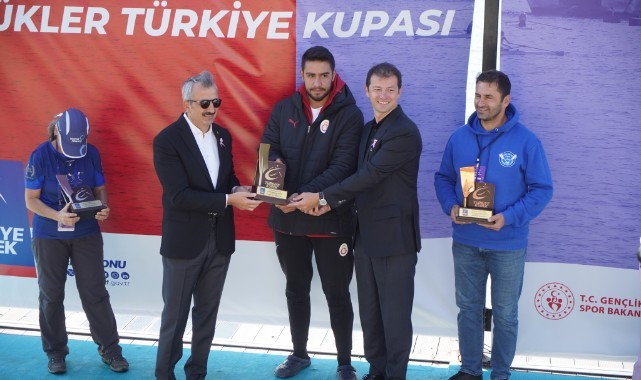 Kıyasıya rekabette kazananlara kupaları verildi