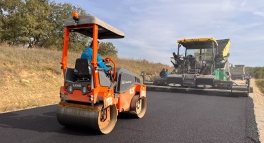 Köy yollarını asfaltlama çalışmaları devam ediyor