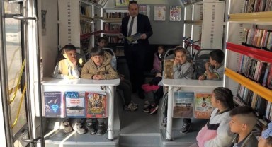 Öğrenciler kitapla buluşuyor