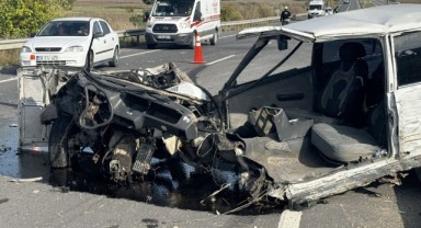 Otomobil ile panelvan çarpıştı: 4 yaralı