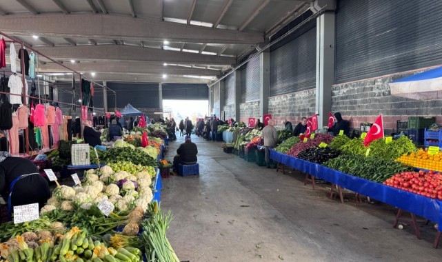 Pazar esnafı tezgahları bayrakla donattı