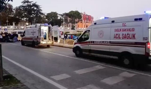 Refüje çarpan motosikletteki 2 kişi yaralandı