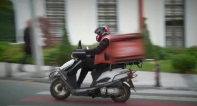 Sahte polis kimliğiyle yakalanan kurye gözaltına alındı