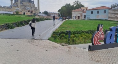 Selimiye Cami’nin bahçesinde meydana gelen kanalizasyon patlağı giderilemiyor