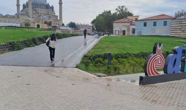Selimiye Cami’nin bahçesinde meydana gelen kanalizasyon patlağı giderilemiyor