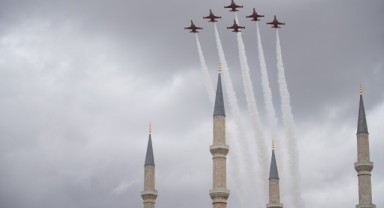 Türk Yıldızları'nın uçuşu büyük bir coşkuyla izlendi