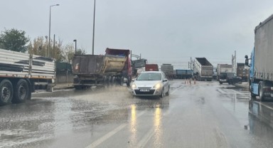 Yağış nedeniyle cadde ve sokaklar göle döndü