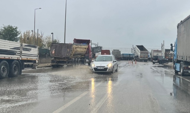 Yağış nedeniyle cadde ve sokaklar göle döndü