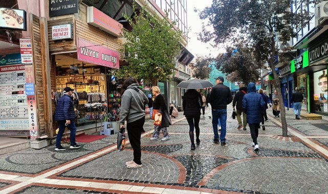 Yağmura hazırlıksız yakalananlar zor anlar yaşadı