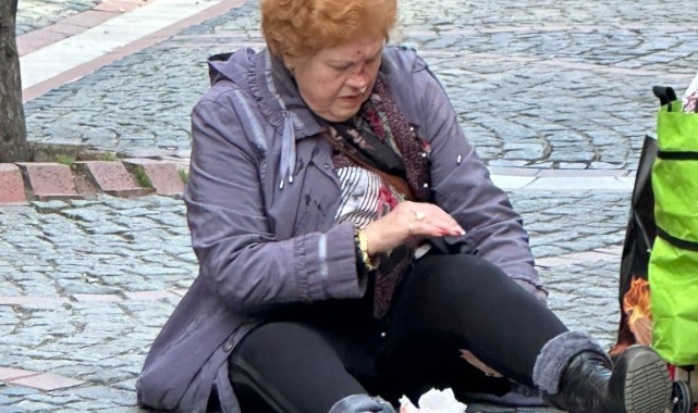Yaşlı Turist Yere Düştü, Esnaf Tepkili