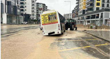 Yol çöktü, minibüs yolda kaldı