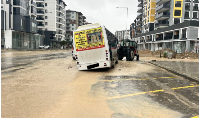 Yol çöktü, minibüs yolda kaldı