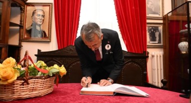 Atatürk Odası’na karanfil bırakıldı