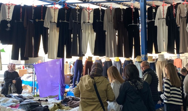 Cuma Pazarı’nda kıyafet tezgâhları önünde uzun kuyruklar
