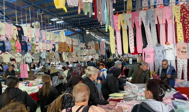 Cuma Pazarı’nda kıyafet tezgâhları önünde uzun kuyruklar