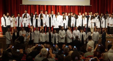 Diş hekimliği adayları beyaz önlüklerini giydi