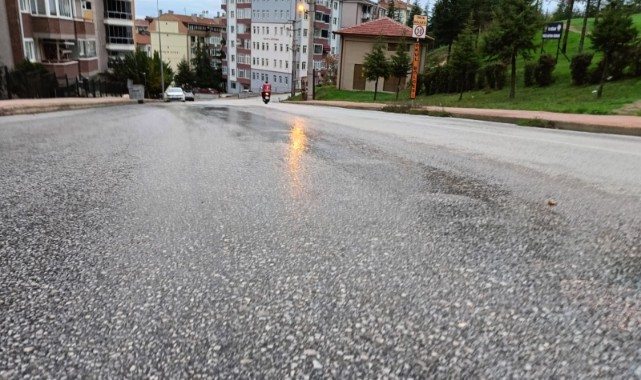 Evlerde su yok, temiz su yollara akıyor