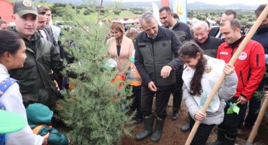 Fidanlar toprakla buluşturuldu