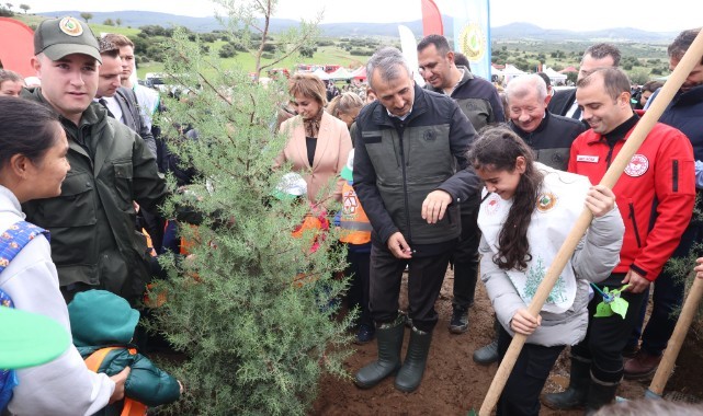 Fidanlar toprakla buluşturuldu