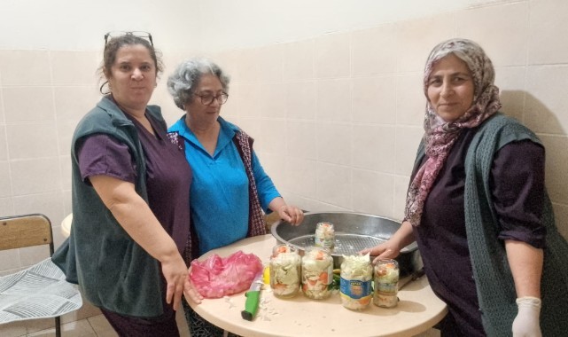 Huzurevi sakinleri turşu kurdu