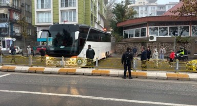 Kayarak yolu kapatan otobüs trafiği kilitledi