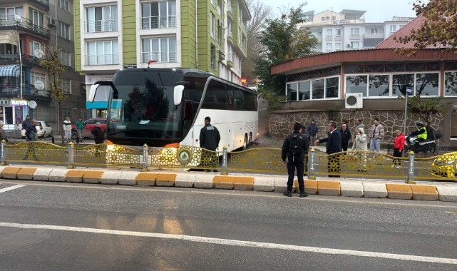 Kayarak yolu kapatan otobüs trafiği kilitledi