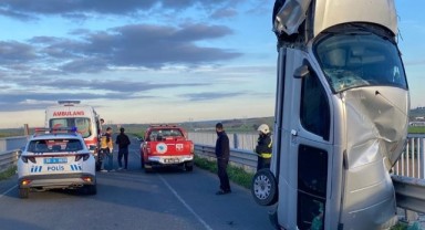 Kaza sonrası dik kalan araçtaki 2 kişi yaralandı