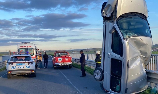 Kaza sonrası dik kalan araçtaki 2 kişi yaralandı
