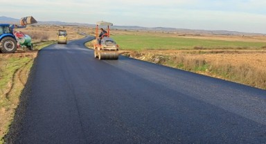 Köy yollarında sıcak asfalt çalışmaları sürüyor