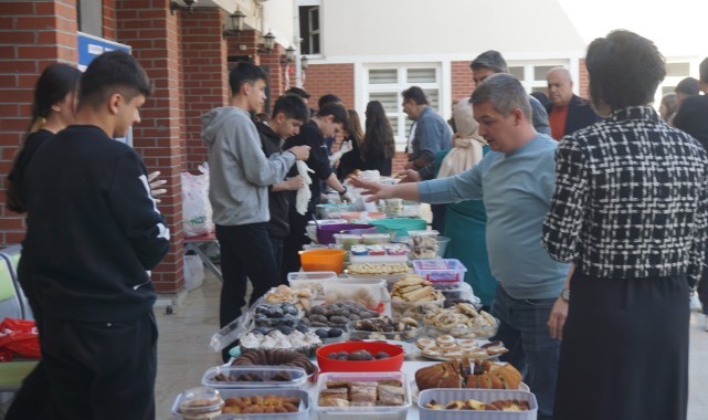 Liseli gençler Gazze için kolları sıvadı
