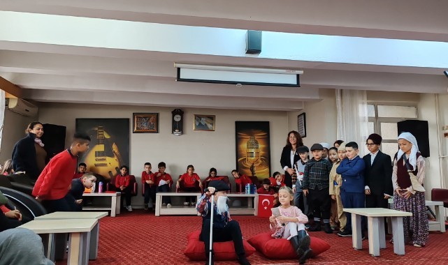 Minik öğrenciler huzurevi sakinlerini ziyaret etti