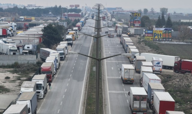 3 bin 500 araç kapasiteli tır parkı mühürlendi yolda kuyruk oluştu