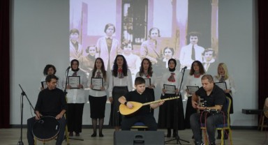 Öğrenci ve öğretmenler birlikte şarkı söyledi