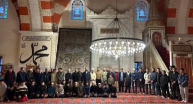 Sabahın bereketi gençler camide bir araya geldi