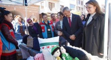 Saraçlar caddesinde kadına şiddete dikkat çekmek için stant kuruldu