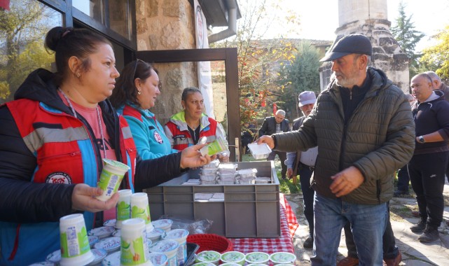 Şehitlerin hayrına pilav- ayran dağıtıldı