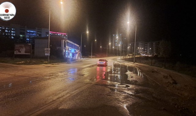 Su patlağı hayatı felç etti, yollar göle döndü