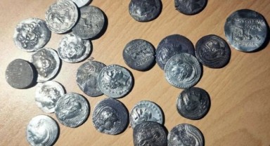 Tarihi sikkeler ele geçirildi