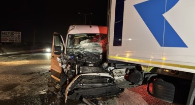 Tıra çarpan panelvanın sürücüsü yaralandı