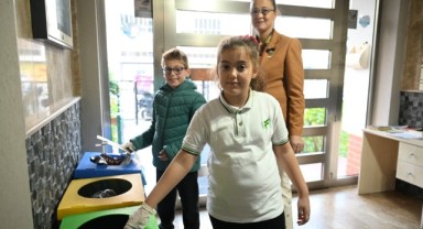 Topladıkları atıklar sayesinde kitaplık oluşturuldu