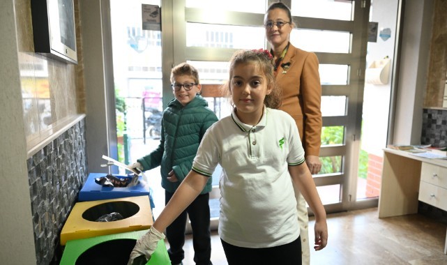 Topladıkları atıklar sayesinde kitaplık oluşturuldu